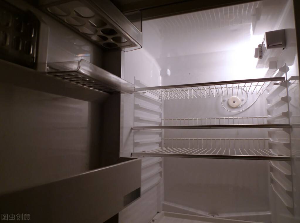 我新买了冰箱，老板说：别急着通电，换季要调温，天再冷也别断电
