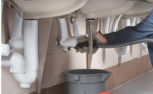 厨房下水管被油污堵塞了，如何有效疏通？
