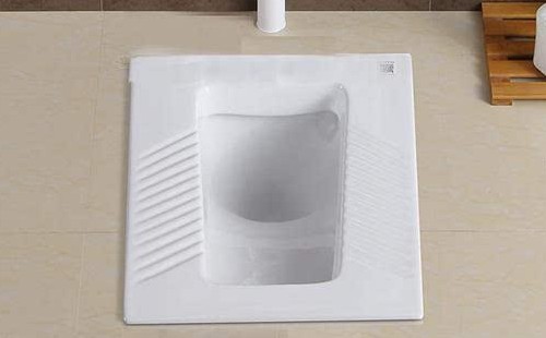 香皂掉进蹲厕里该怎么处理|蹲便器堵塞疏通窍门