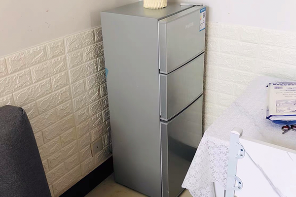 冰箱第一次使用后面很烫正常吗