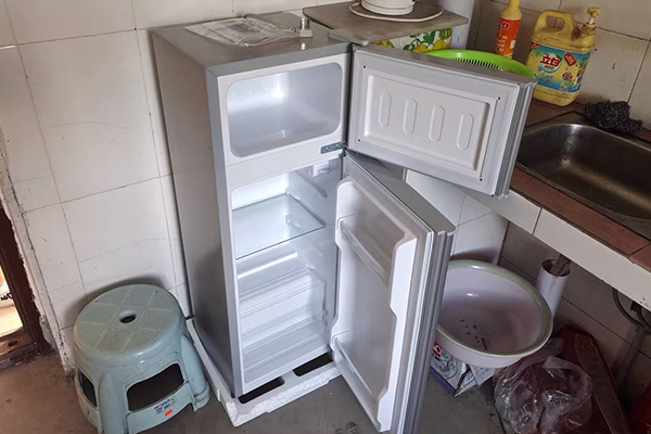 冰箱第一次使用后面很烫正常吗