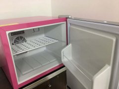 冰柜保鲜老是结冰怎么回事，冰箱保鲜室内结霜什么原因？