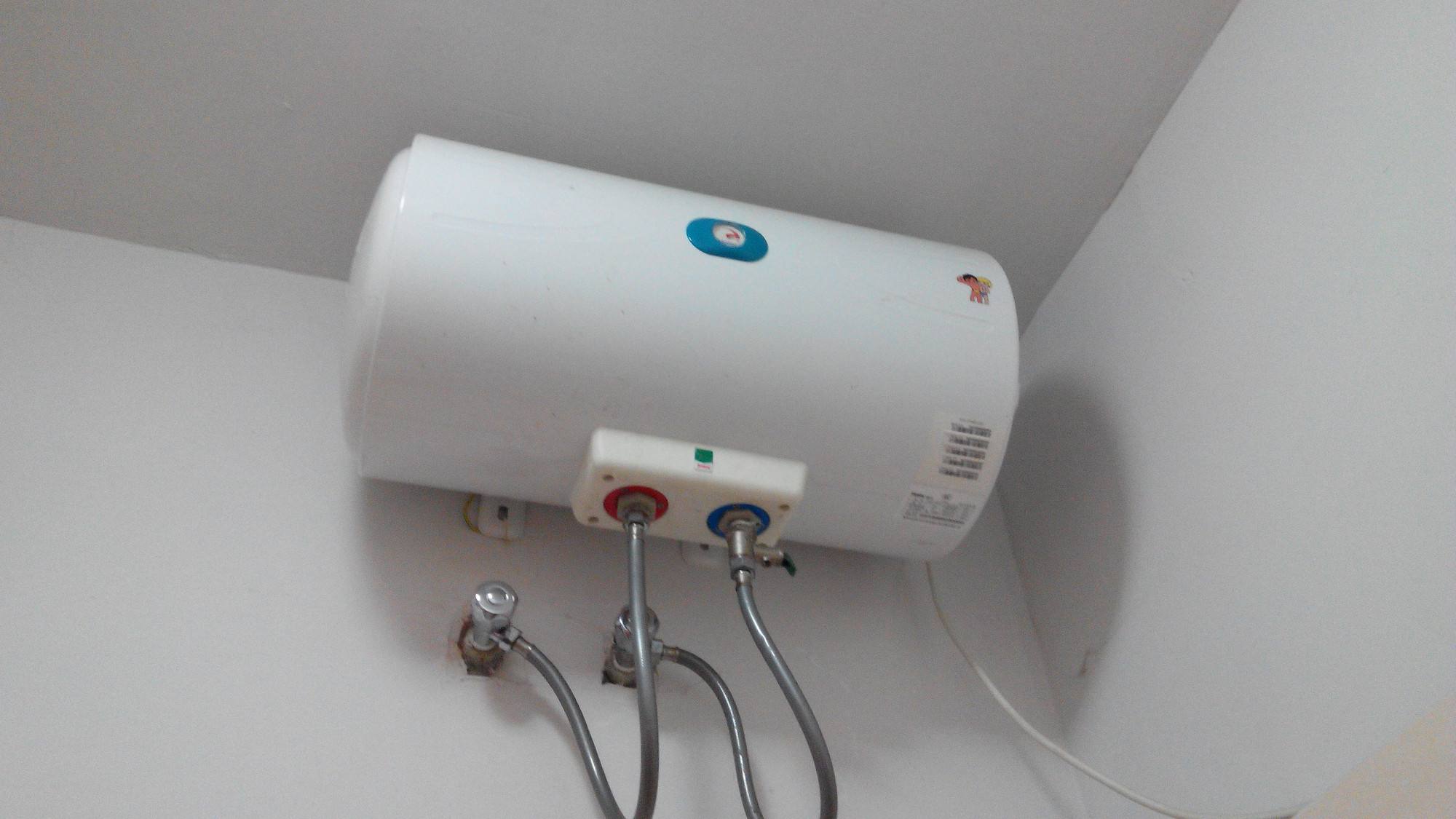 储水式电热水器漏水怎么办