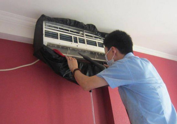 壁挂式空调漏水的话应该怎么处理  空调漏水的解决方法