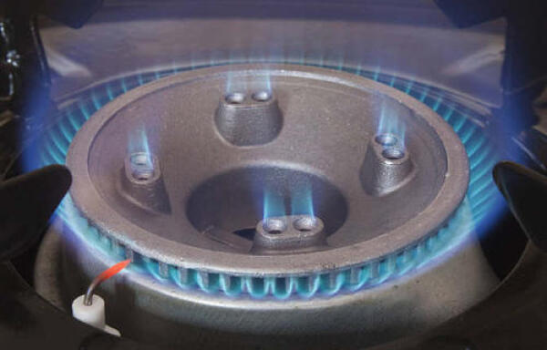 燃气灶装上电池就一直打火的原因？燃气灶装上电池就一直打火的解决办法