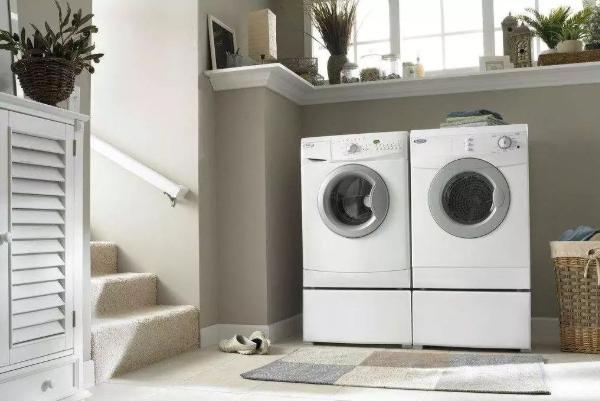 为何海尔波轮洗衣机放水时底部会漏水？应该如何处置？